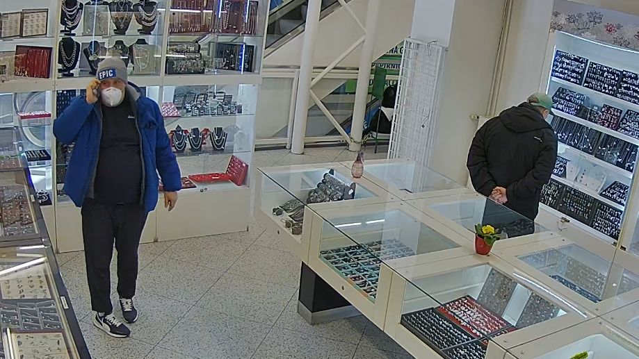Dvojice zlodějů ukradla ve Strakonicích šperky za 100 tisíc, policie po nich pátrá